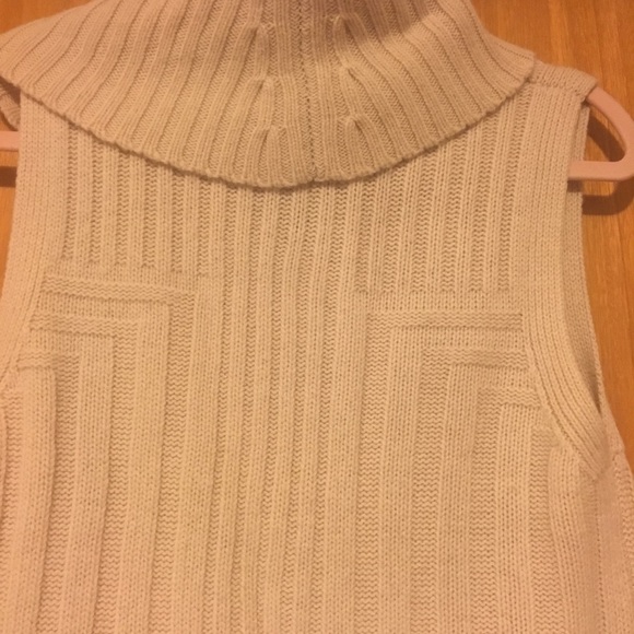 New beautiful Tahari sleeveless sweater - Picture 5 of 5